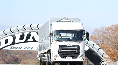 Customers evaluate the drivability of the new Quon tractor